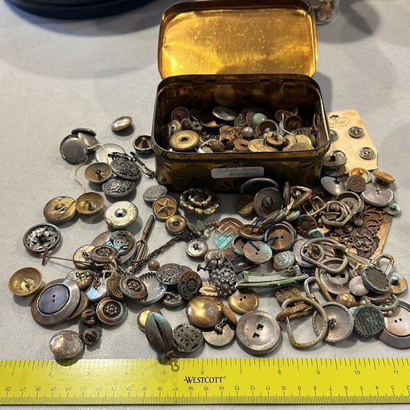 Very Old Patina Metal Buttons - Picture 4 of 8